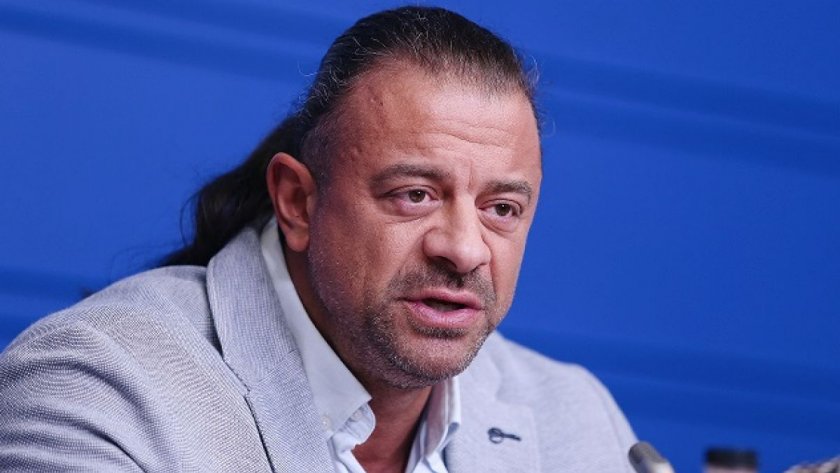 Грозна сцена как келнер удря клиент, при това невинен, плъзна