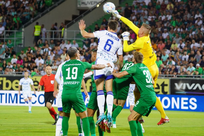 Лудогорец загуби с 1:2 като домакин първия мач от третия