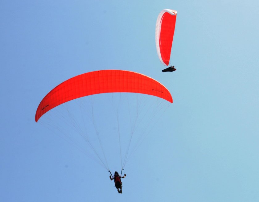 Парапланерист се приземил след технически проблем и се запалил в