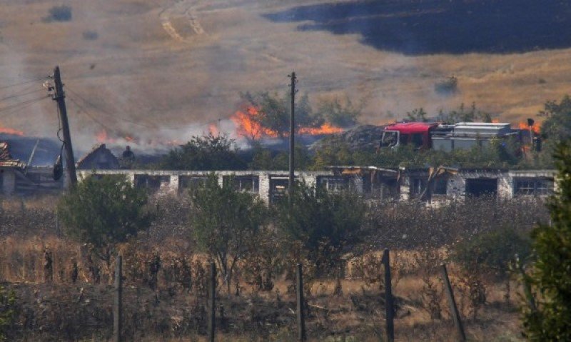 Пожар в бургаското село Изворище. Огънят е тръгнал по обяд