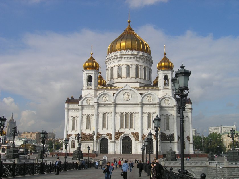 Мъж наводни катедралата "Христос Спасител" в Москва