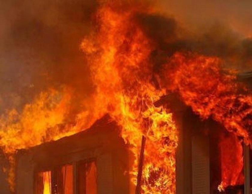 20-годишен запали дома на баща си в Самоковско