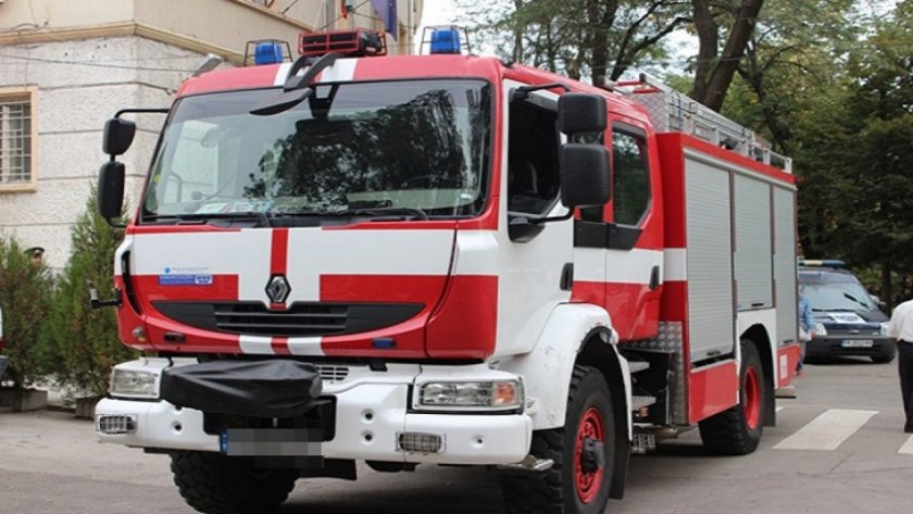 Пожарникари спасиха момиче в горящ апартамент в Русе