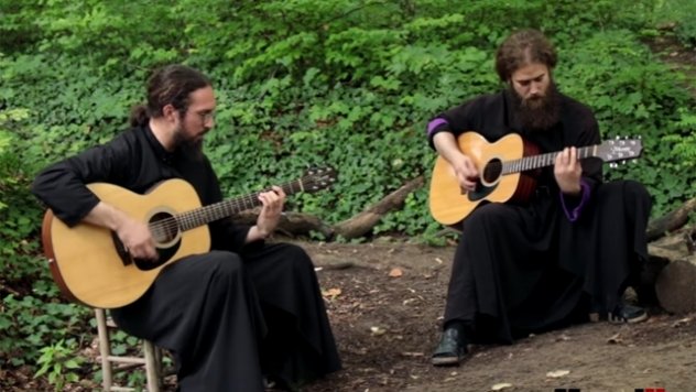 Уникално! Монаси изпълняват Iron Maiden в манастир в Сърбия
