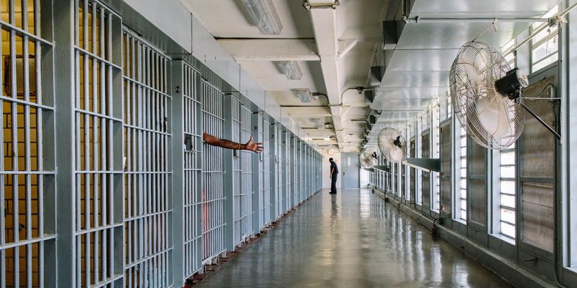 Самоубийството на Епстайн взе главата на шефа на затворите в САЩ
