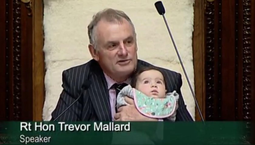 Да нахраниш бебе по време на дебат в парламента (ВИДЕО)