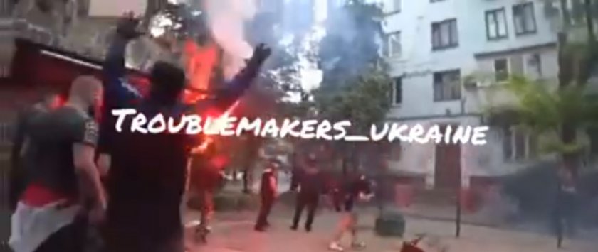 Уникални кадри от боя между украинци и фенове на ЦСКА в Запорожие (ВИДЕО)