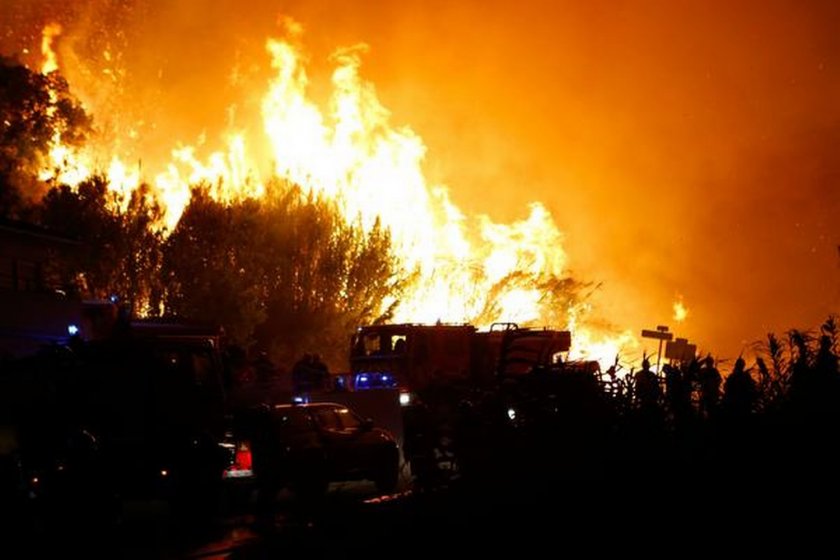 Хиляда пожарникари се борят с два пожара в Южна Франция