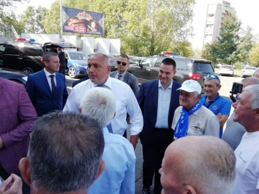 Борисов отиде на стадиона в Кърджали, посрещнаха го с "Добър ден, другарю началник!"