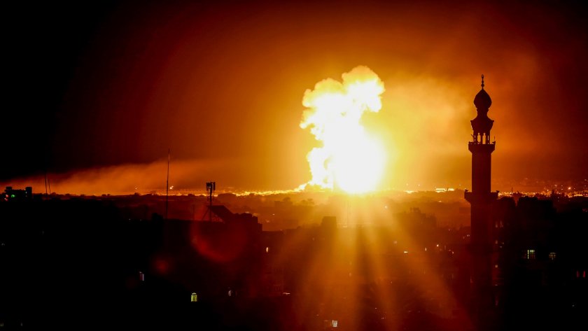 Израел бомбардира оръжеен склад в Ирак