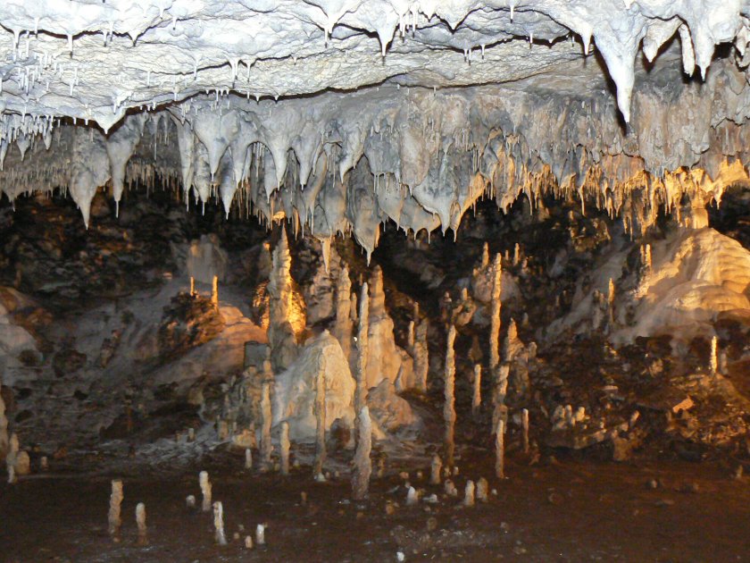 Вода блокира пещера в Полша, търсят двама изчезнали
