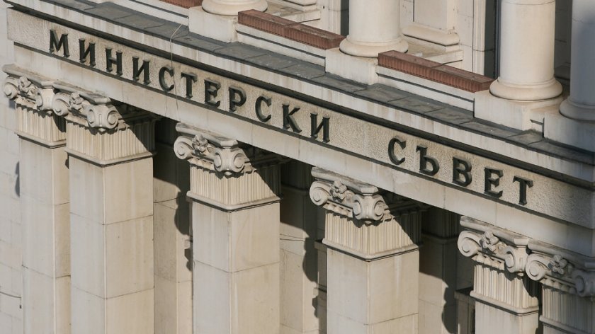 Новата власт се развихри и още на втория ден от