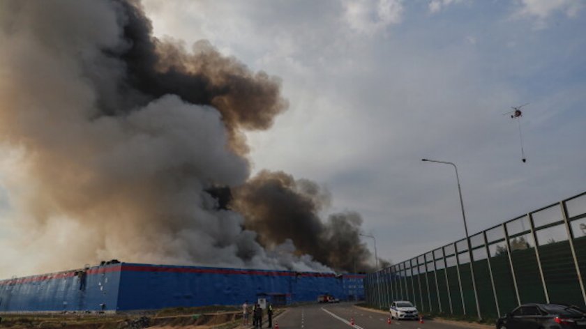 Огромен пожар бушува край Москва