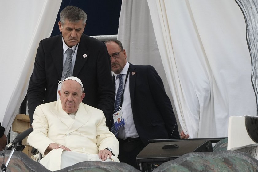 Папата си назначи личен медицински асистент