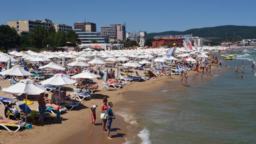По български: Спасители пребиха туристи на плажа (ВИДЕО)