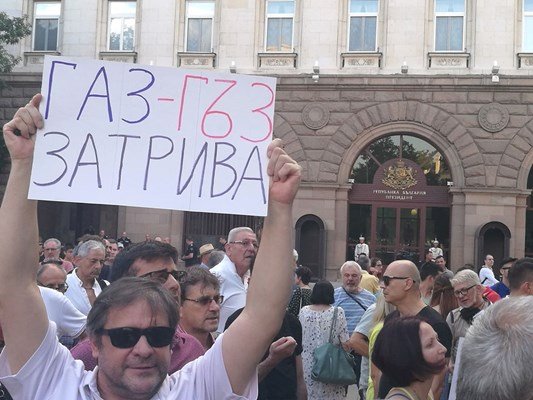 Протест, организиран от „Демократична България”, се провежда в петък вечерта
