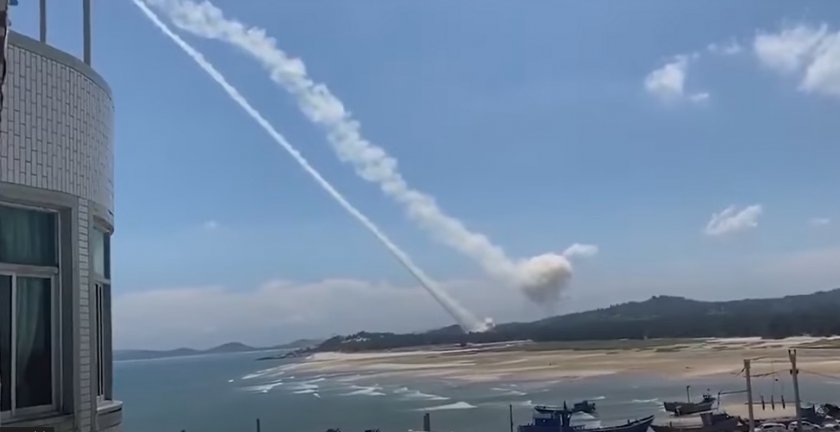 Китай изстреля няколко балистични ракети в морето около Тайван, започвайки