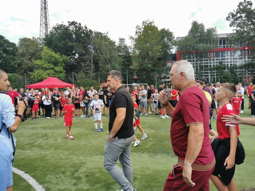 Точно в 16:00 тренировъчното игрище на стадион Българска армия избухна