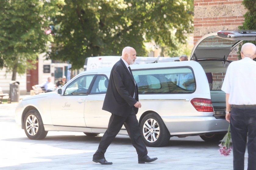 Министърът на културата проф. Велислав Минеков изпрати днес баща си