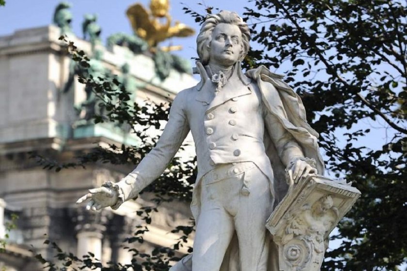 „Моцарт се забавлява с Бродуей“ във Варна