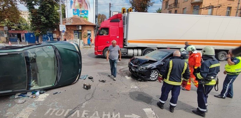 Две коли са се ударили на Раковски и Сливница. Има
