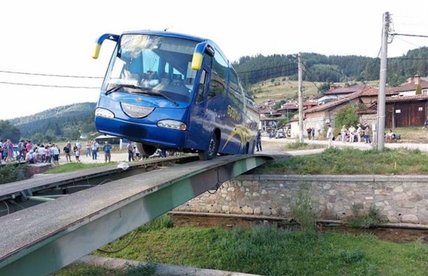 УЖАС: Едва спасиха пътниците от аварирал автобус в Копривщица
