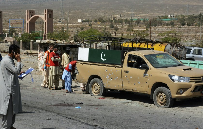 Атентатор самоубиец уби четирима пакистански войници часове след покушението срещу