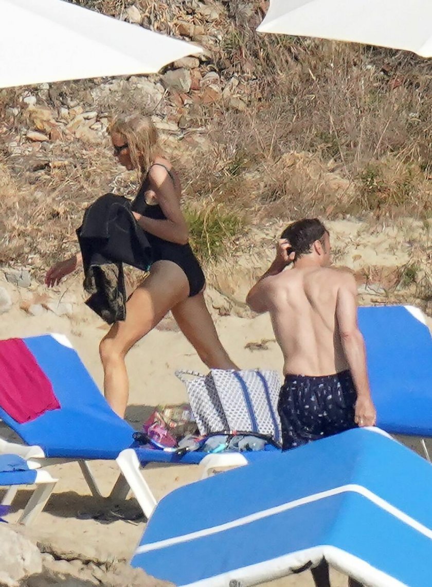 Навършилата достолепните 69 години Бриджит Макрон бе заснета на плажа