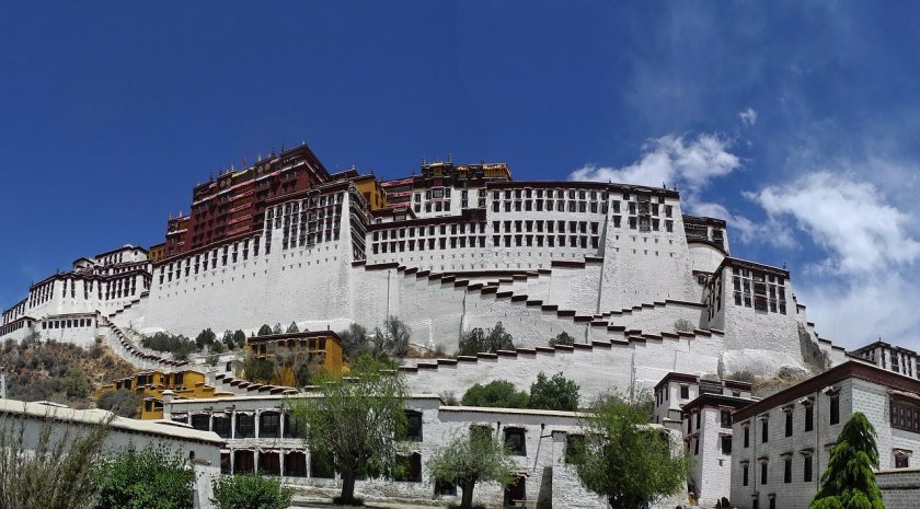 Китайските власти затвориха прочутия тибетски дворец Потала, след като в