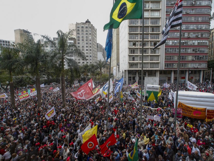 Хиляди бразилци излязоха по улиците на фона на опасенията, че