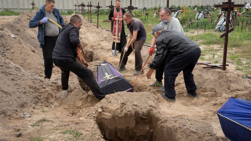 Погребаха още жертви от клането в Буча в безименни гробове