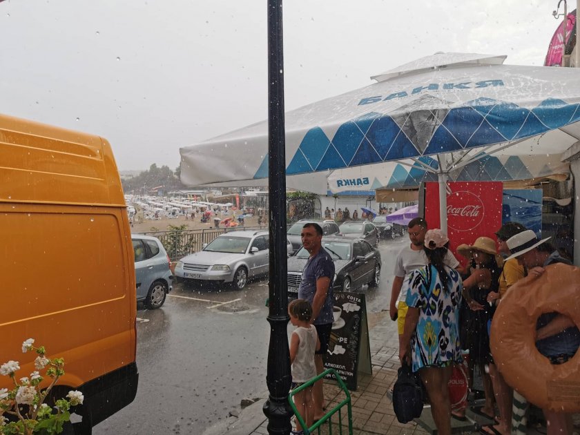 Разхлаждащ дъжд обля южното ни Черноморие. За няколко часа някои