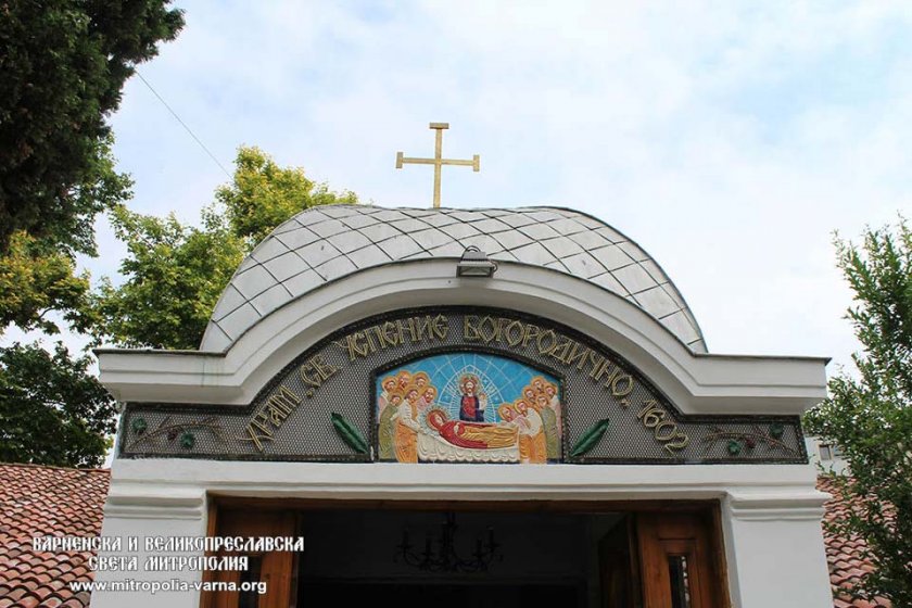 Старинният храм „Успение на Пресвета Богородица“ във Варна отбеляза своя празник