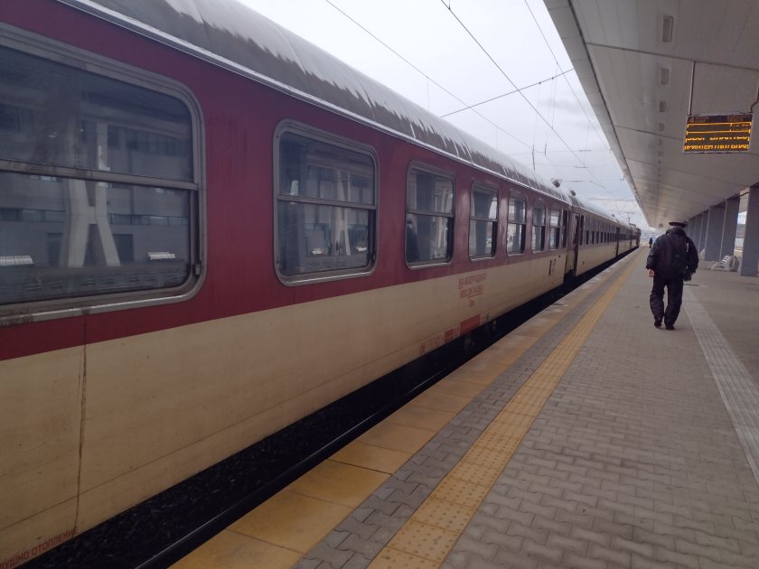Пускат допълнителни влакове за Бургас