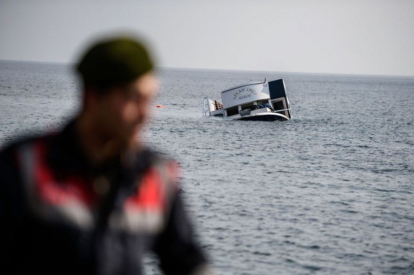 Десетки в неизвестност след потъване на лодка с мигранти край Гърция