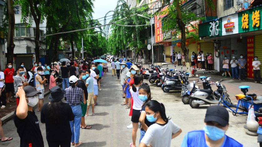 Градове в Китай затягат мерките срещу COVID-19