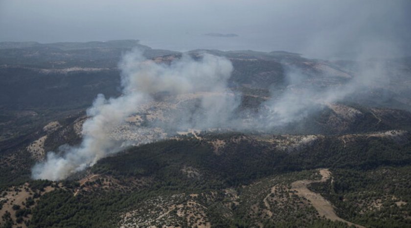 Заради горски пожар български туристи са евакуирани от остров Тасос Стихията
