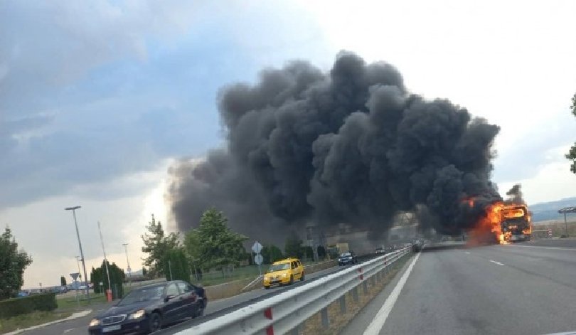 Двигателят на автобуса, който изгоря до Бургас, се е запалил,
