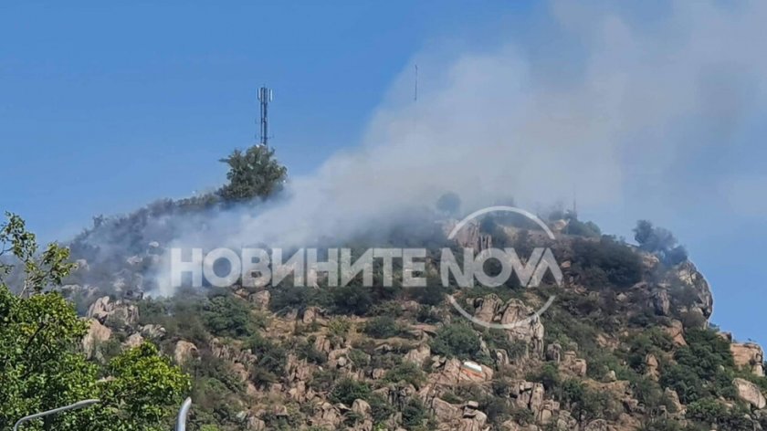 Огромен пожар обхвана Младежкия хълм в Пловдив. Гори целия западен