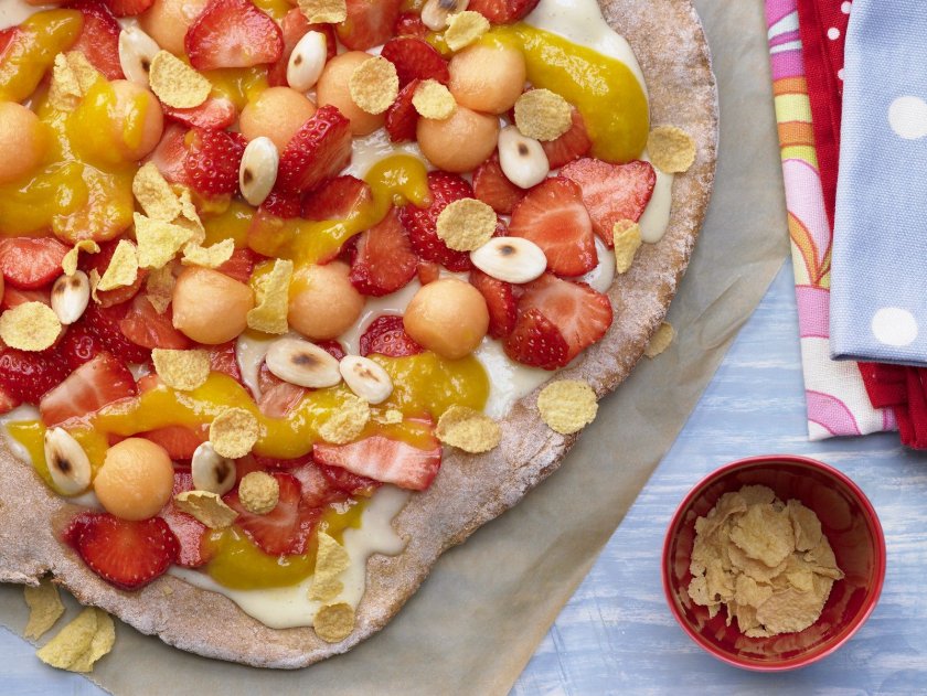 Почти без захар с Lupa.bg: Плодова пица с пъпеш, ягоди и манго пюре