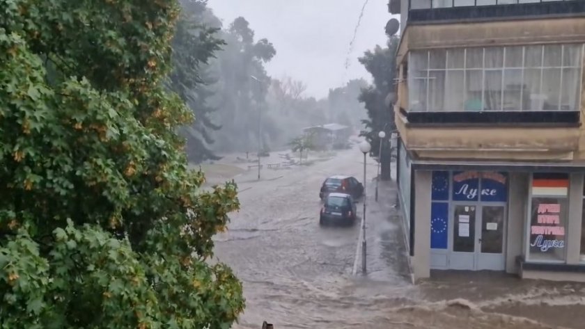 Проливен дъжд в Карлово отново наводни Гимназията по жп транспорт.