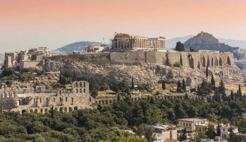 Туристическата посещаемост на Гърция чупи рекорди, но буди и въпроси,