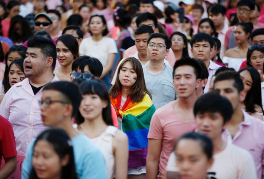 Сингапур ще декриминализира сексуалните отношения между мъже, но не планира