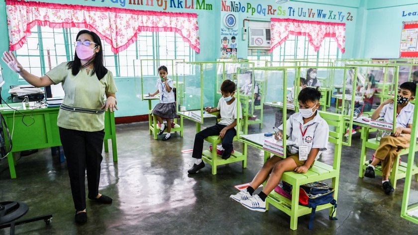 Във Филипините учениците се връщат в училище