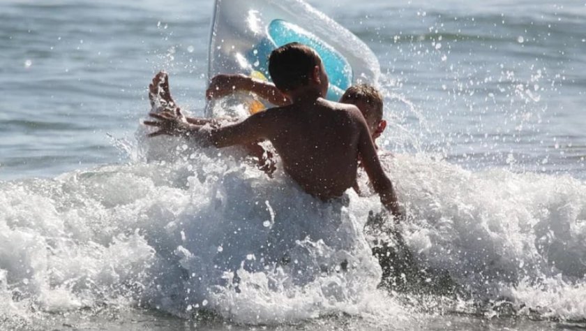 Морето довлачи 10-годишно румънче на надуваем дюшек