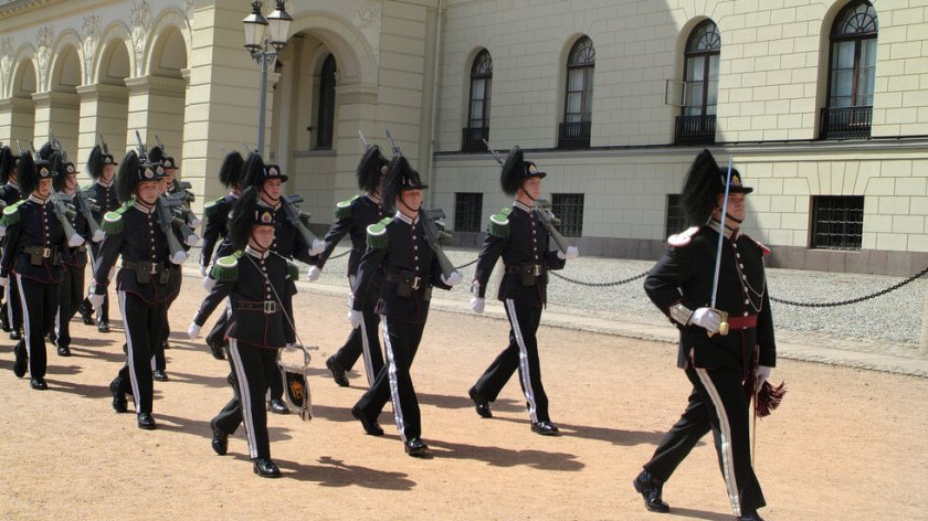 Трийсет гвардейци от престижната норвежка кралска част ще бъдат уволнени