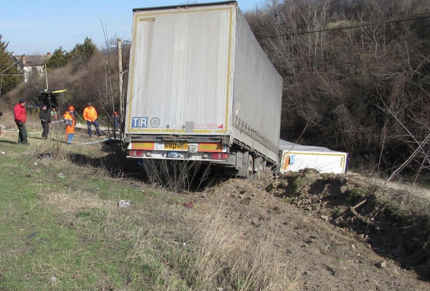 Камион е паднал от мост край Тополовград, съобщиха от Областната
