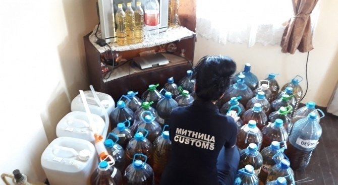 Митничари откриха близо 1500 литра гориво в склад в Русе