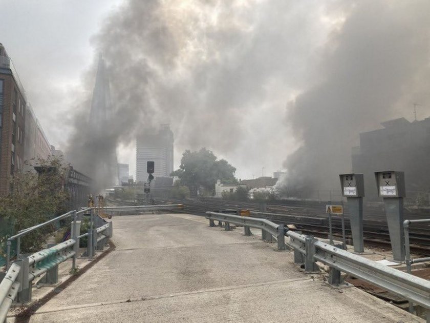 Близо 70 огнеборци се борят с пожар в железопътна арка