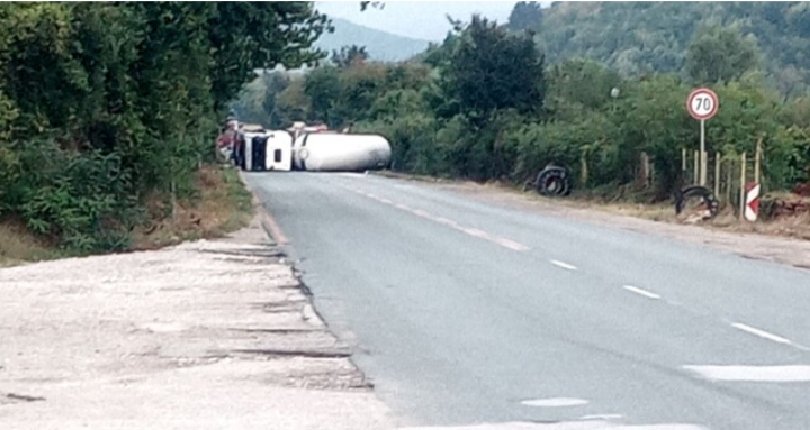 Шестима са пострадали при катастрофа между цистерна и джип в